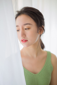 女生下面抠出很多白色豆腐渣